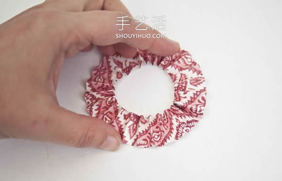 最简单装饰纸花制作视频 纸条加纽扣就搞定！(图3)