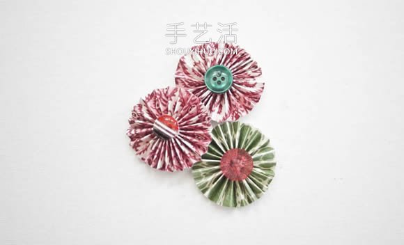 最简单装饰纸花制作视频 纸条加纽扣就搞定！(图4)