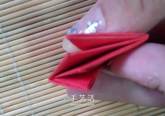 即将完全开花的荷花的折纸方法图解过程(图4)
