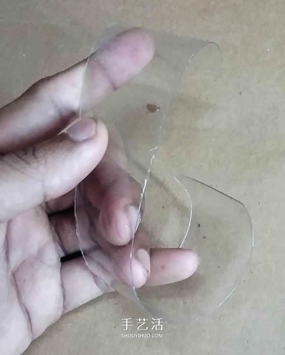 矿泉水瓶废物利用手工制作奖杯、国旗和酒杯(图2)
