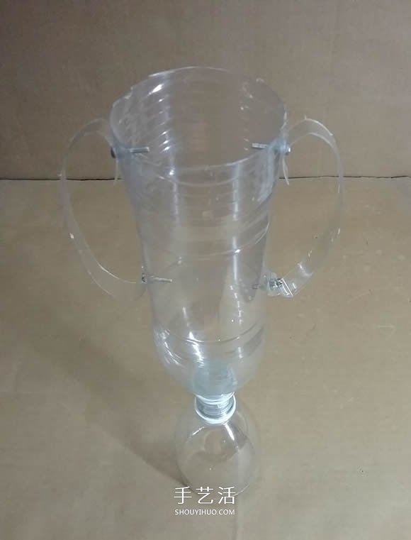 矿泉水瓶废物利用手工制作奖杯、国旗和酒杯(图6)