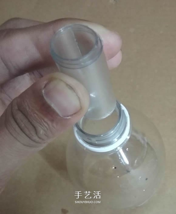 矿泉水瓶废物利用手工制作奖杯、国旗和酒杯(图3)