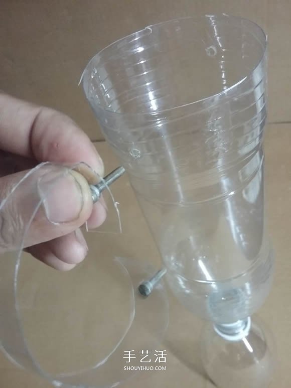 矿泉水瓶废物利用手工制作奖杯、国旗和酒杯(图5)
