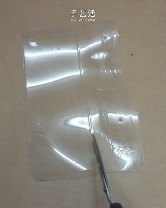 矿泉水瓶废物利用手工制作奖杯、国旗和酒杯(图7)