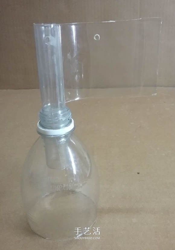 矿泉水瓶废物利用手工制作奖杯、国旗和酒杯(图8)