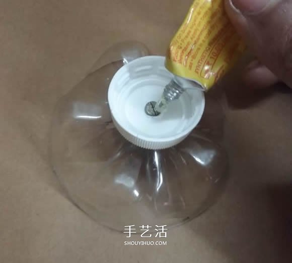 矿泉水瓶废物利用手工制作奖杯、国旗和酒杯(图10)