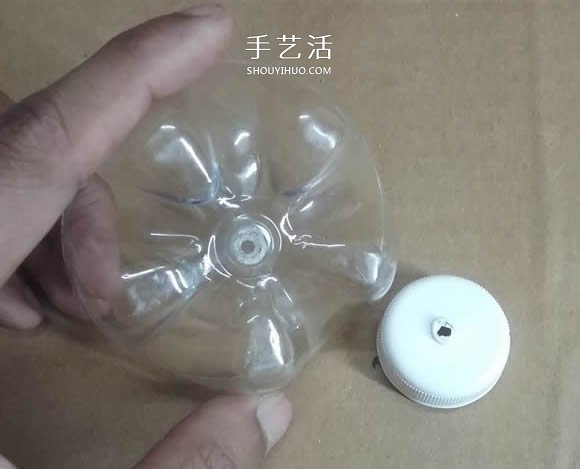 矿泉水瓶废物利用手工制作奖杯、国旗和酒杯(图9)