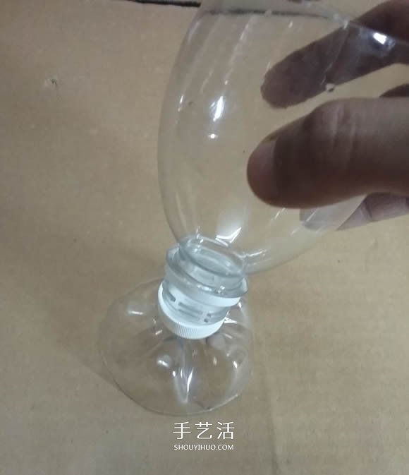 矿泉水瓶废物利用手工制作奖杯、国旗和酒杯(图11)