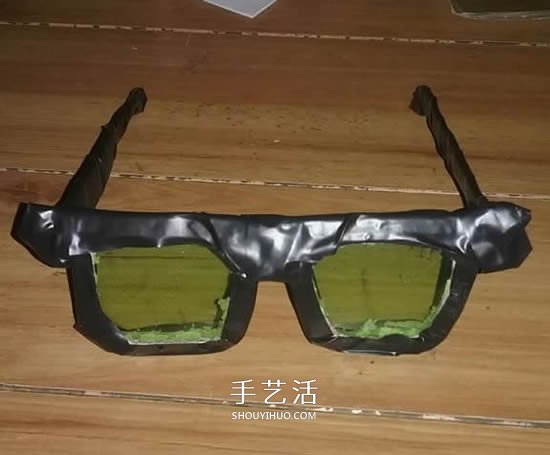 汽水瓶废物利用手工制作黑框太阳镜的方法(图7)