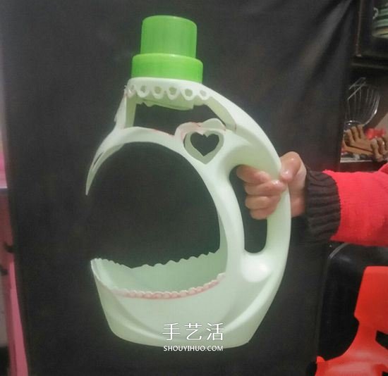 洗衣液瓶手工雕刻 DIY制作优雅花盆的方法(图2)