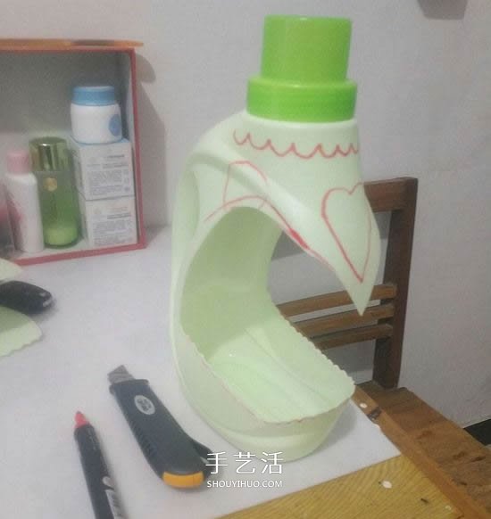 洗衣液瓶手工雕刻 DIY制作优雅花盆的方法(图1)