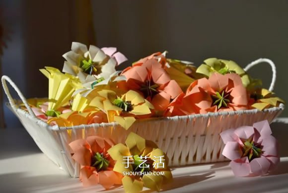 三张纸折八瓣花的折法图解 还能做成立体花球(图4)