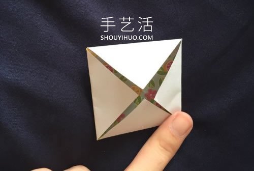 儿童简单折纸四角花的折法图解教程(图2)