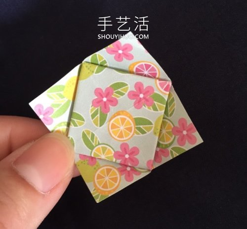儿童简单折纸四角花的折法图解教程(图4)
