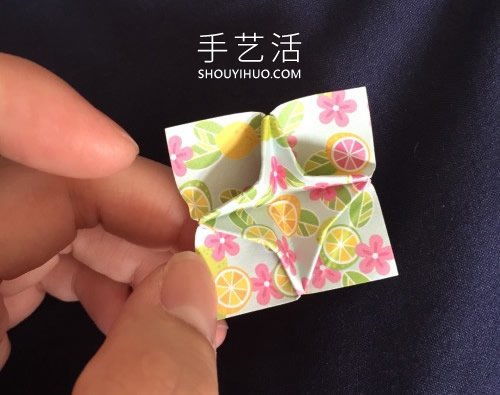 儿童简单折纸四角花的折法图解教程(图5)