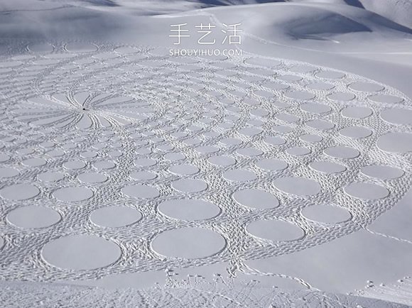雪花地上飘？法国艺术家踩出冬季“踩雪画”(图2)