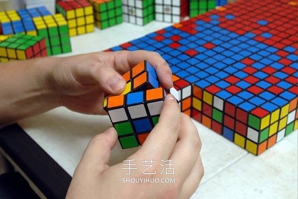 艺术家用数千个魔方DIY巨大的流行文化肖像(图2)