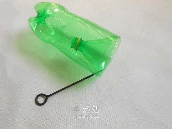 雪碧瓶子制作捕鱼器 儿童自制捕鱼器的教程(图3)