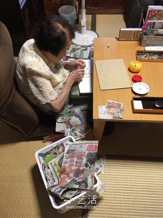 90岁老奶奶手撕报纸做拼贴画！展现平淡幸福(图9)