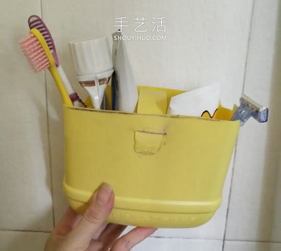 洗洁精瓶废物利用制作洗漱用品收纳篮的做法(图7)