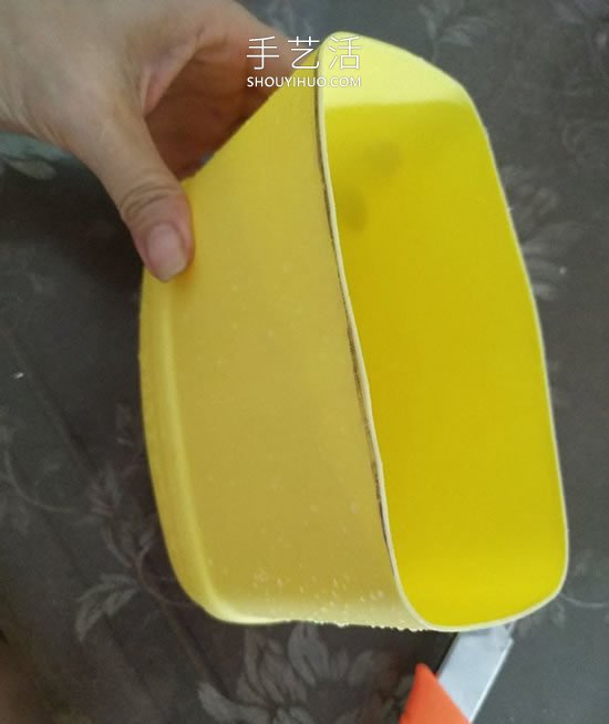 洗洁精瓶废物利用制作洗漱用品收纳篮的做法(图3)