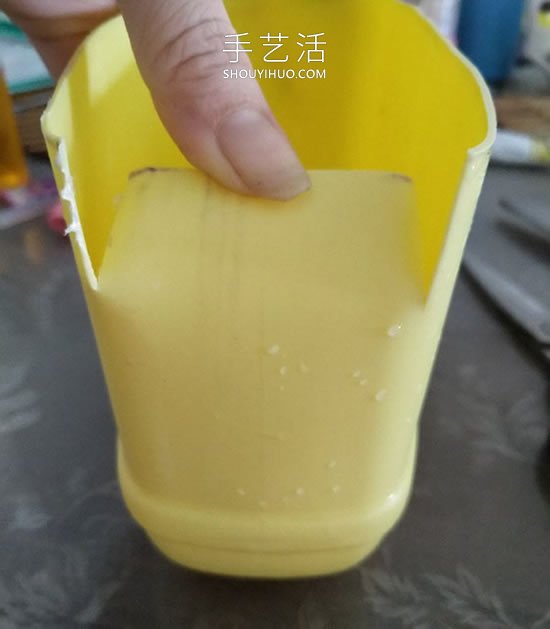 洗洁精瓶废物利用制作洗漱用品收纳篮的做法(图4)