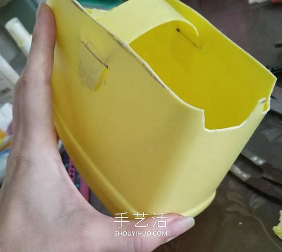 洗洁精瓶废物利用制作洗漱用品收纳篮的做法(图6)