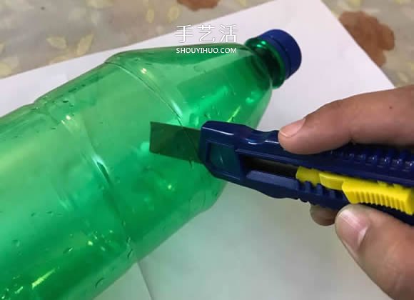雪碧瓶手工制作万圣节女巫屋图解教程(图2)