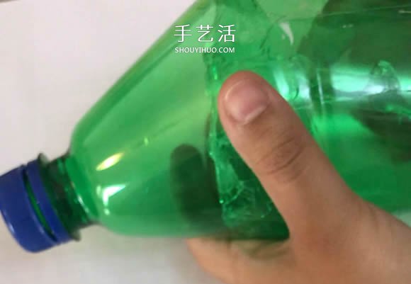 雪碧瓶手工制作万圣节女巫屋图解教程(图7)