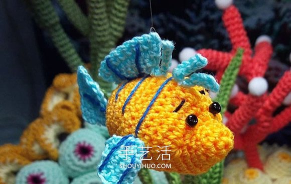 她钩织海洋生物，制作出一个逼真的水族馆(图2)