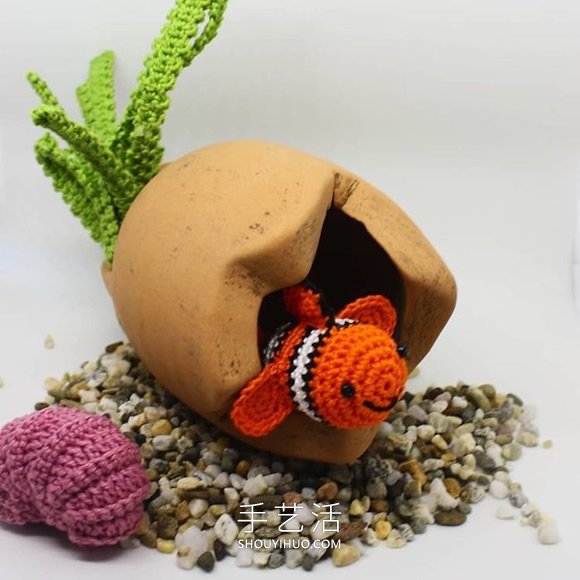 她钩织海洋生物，制作出一个逼真的水族馆(图7)