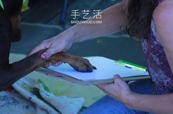 宠物主人用狗的脚爪画出漂亮的花朵画(图1)