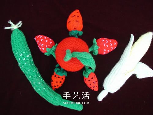用毛线做水果的作品图片 还能当做趣味靠枕(图2)