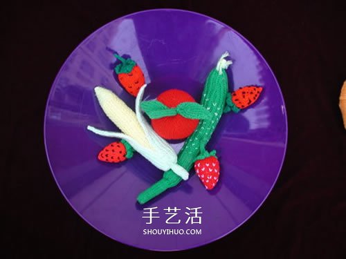 用毛线做水果的作品图片 还能当做趣味靠枕(图1)