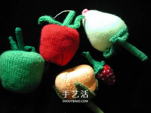 用毛线做水果的作品图片 还能当做趣味靠枕(图6)