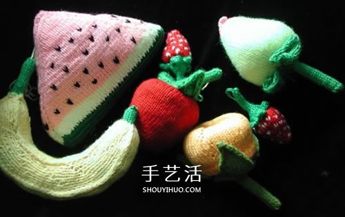 用毛线做水果的作品图片 还能当做趣味靠枕(图5)
