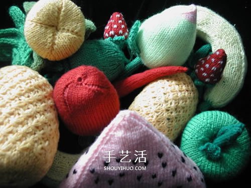用毛线做水果的作品图片 还能当做趣味靠枕(图7)