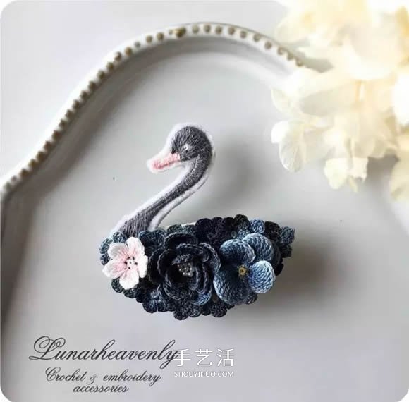 美得不像话！袖珍钩针花朵饰品作品图片欣赏(图24)