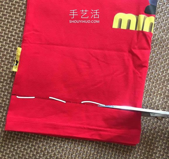 旧T恤改造带流苏性感背心的做法教程(图4)