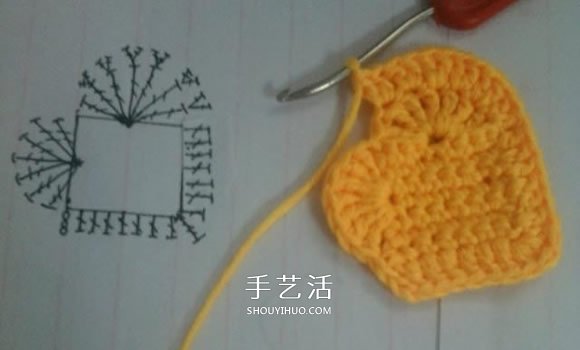 简单钩针编织教程：毛线爱心小挂饰的织法(图9)