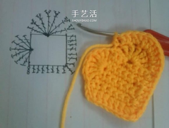 简单钩针编织教程：毛线爱心小挂饰的织法(图10)