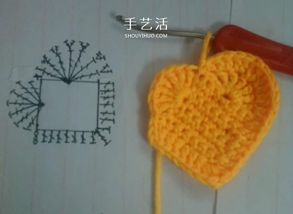 简单钩针编织教程：毛线爱心小挂饰的织法(图11)