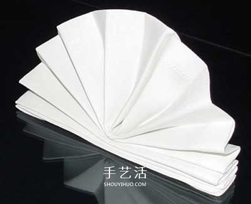 餐巾折扇子的方法图解 简单餐巾扇子折叠教程(图4)