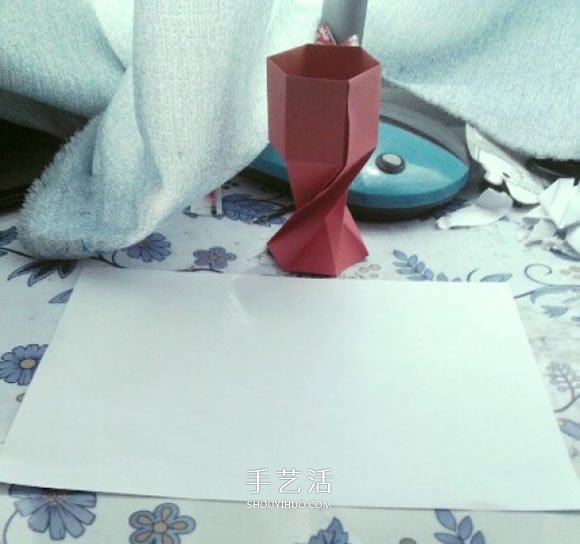 简单高脚杯的折法图解 折纸红酒杯的方法教程(图1)