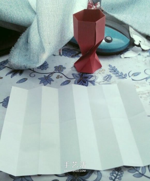 简单高脚杯的折法图解 折纸红酒杯的方法教程(图3)