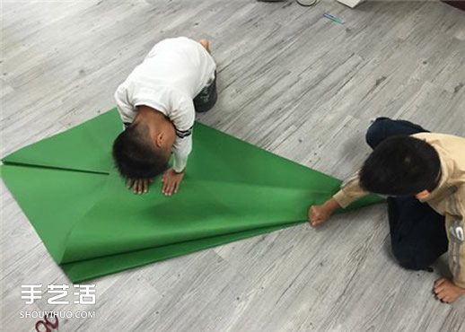 自制大圣诞树的方法 手工折纸大型圣诞树图解(图5)