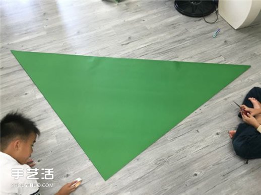 自制大圣诞树的方法 手工折纸大型圣诞树图解(图4)
