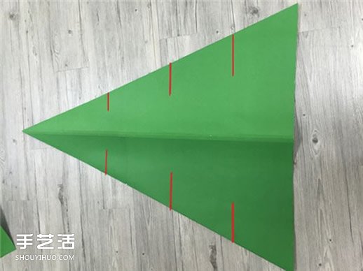 自制大圣诞树的方法 手工折纸大型圣诞树图解(图6)