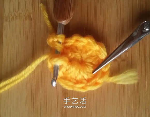 手工钩针编织单色花朵坐垫/杯垫的方法图解(图5)