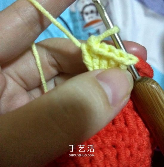 保温又防烫手！冬天玫瑰花毛线杯套编织图解(图3)